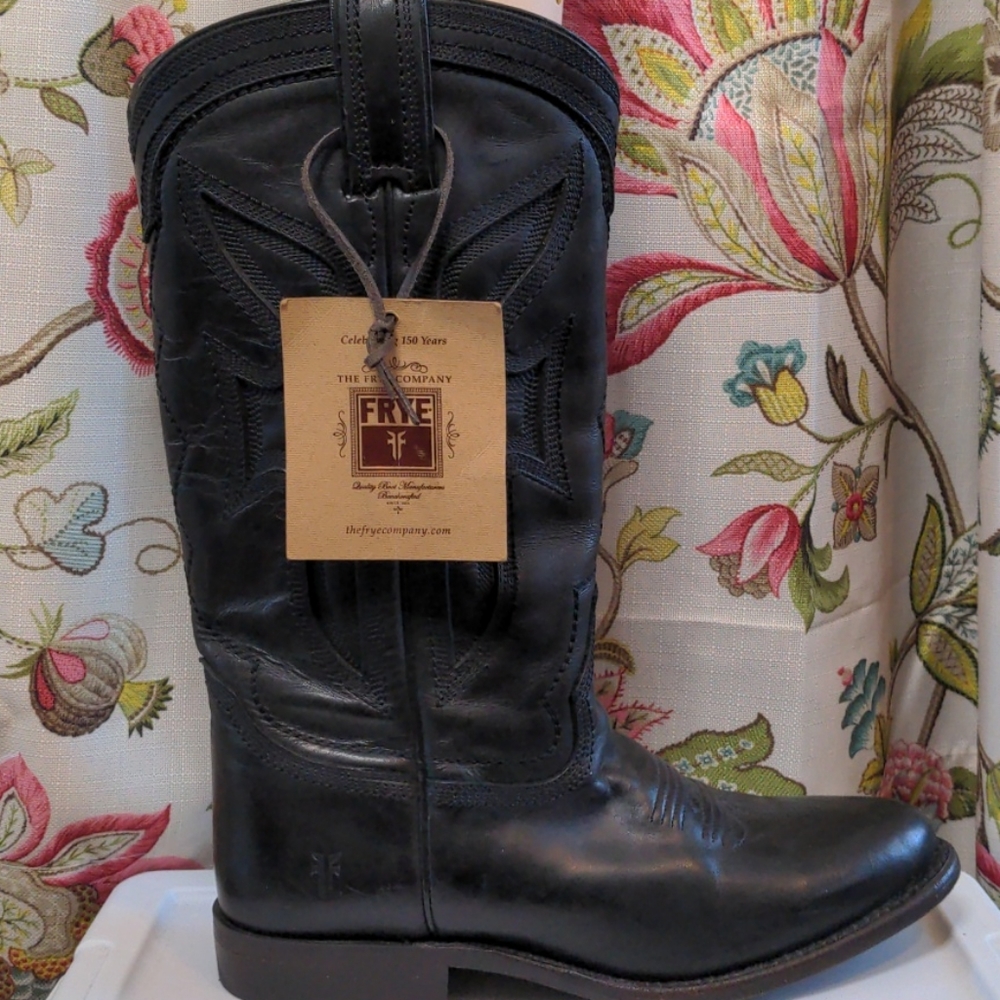 Black frye boots.
